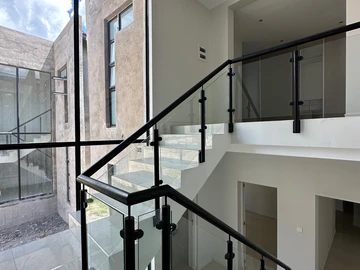 4 Bedroom Flat & Apartment