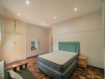 2 Bedroom Flat & Apartment