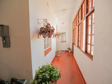 2 Bedroom Flat & Apartment