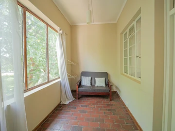 2 Bedroom Flat & Apartment