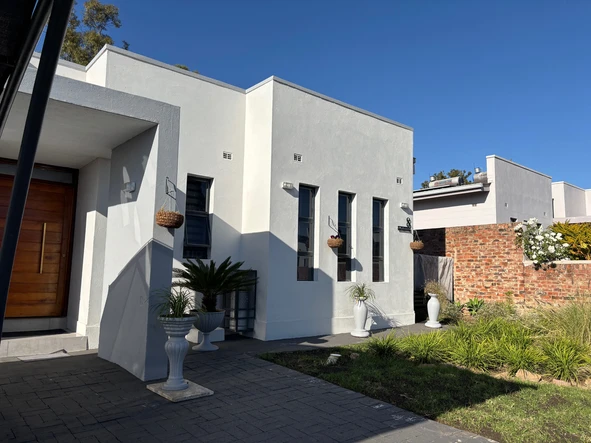 3 Bedroom Flat & Apartment