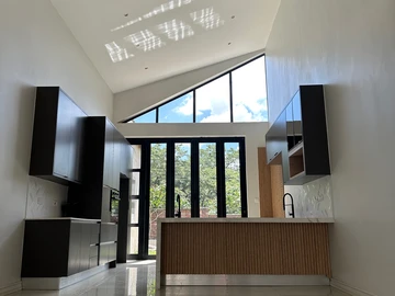 4 Bedroom Flat & Apartment