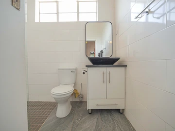 2 Bedroom Flat & Apartment